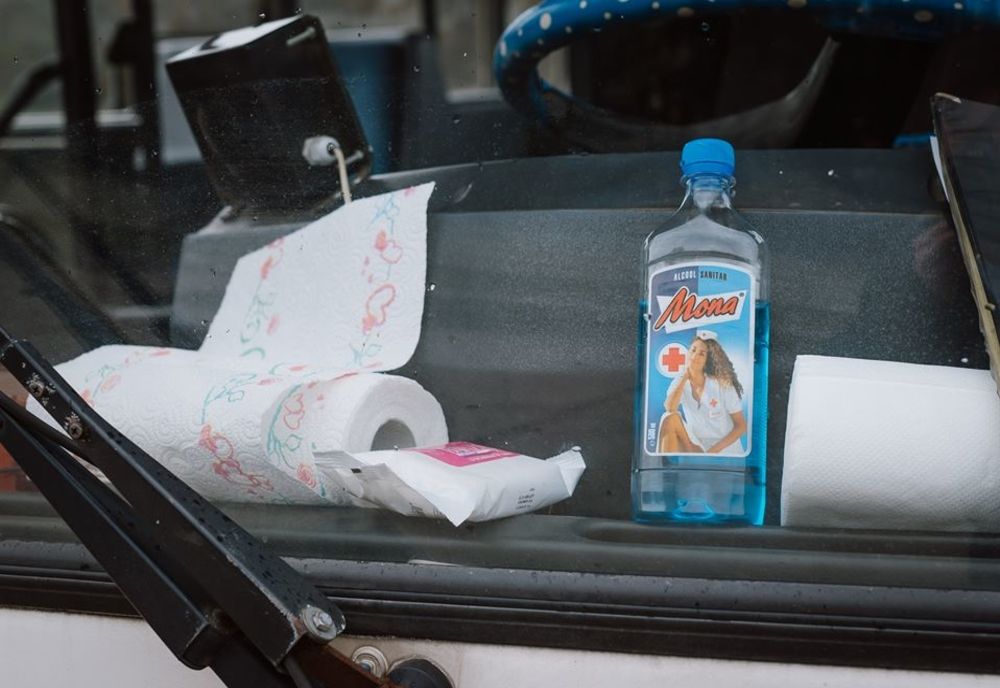 INUTIL! Autobuzele din Târgu Mureș se "dezinfectează" cu spirt