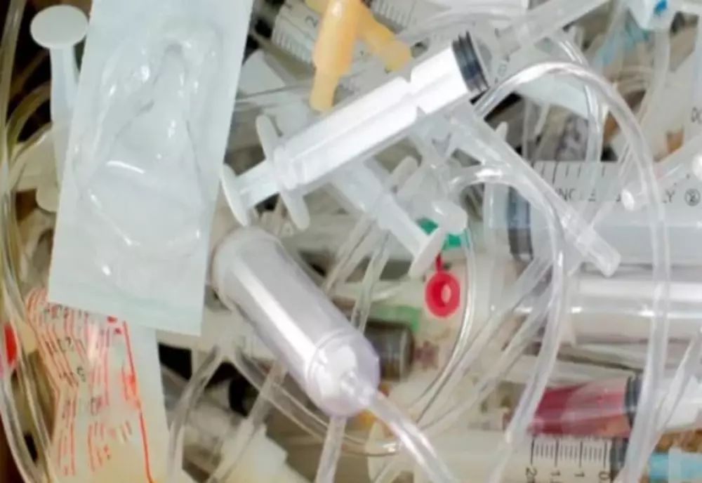 Peste o tonă de deșeuri medicale din Mureș, depozitate ilegal în județul Suceava