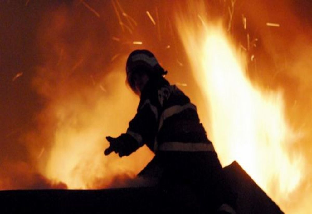 Un incendiu a blocat drumul spre Pănet