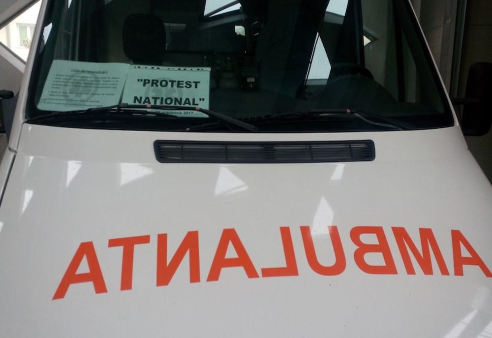 Ambulanţierii protestează pentru că, deşi sunt în linia întâi, nu primesc stimulent de risc