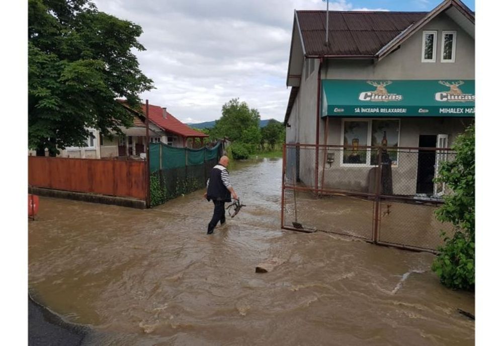 Circulația rutieră pe DN15 Reghin – Toplița este întreruptă total pe raza localității Suseni