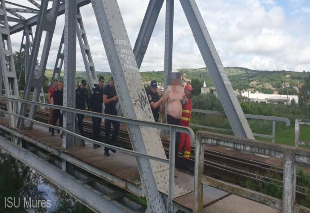 Un bărbat a fost salvat de la înec de pompierii militari, după ce a sărit în râul Târnava Mică