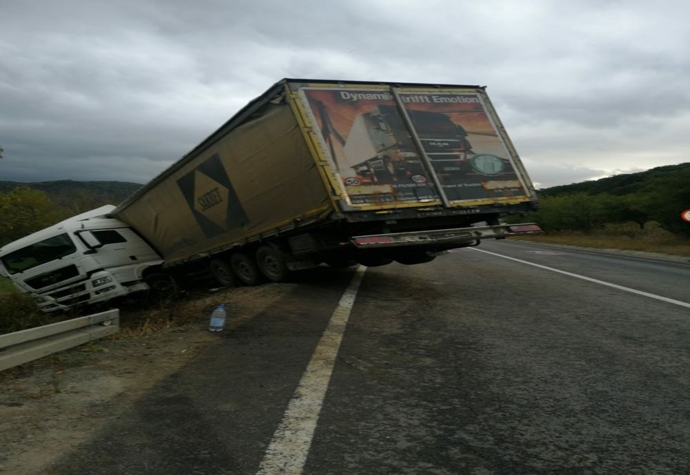 FOTO | Accident în judeţul Mureş! Un autotren a ajuns în şanţ după impactul cu o maşină