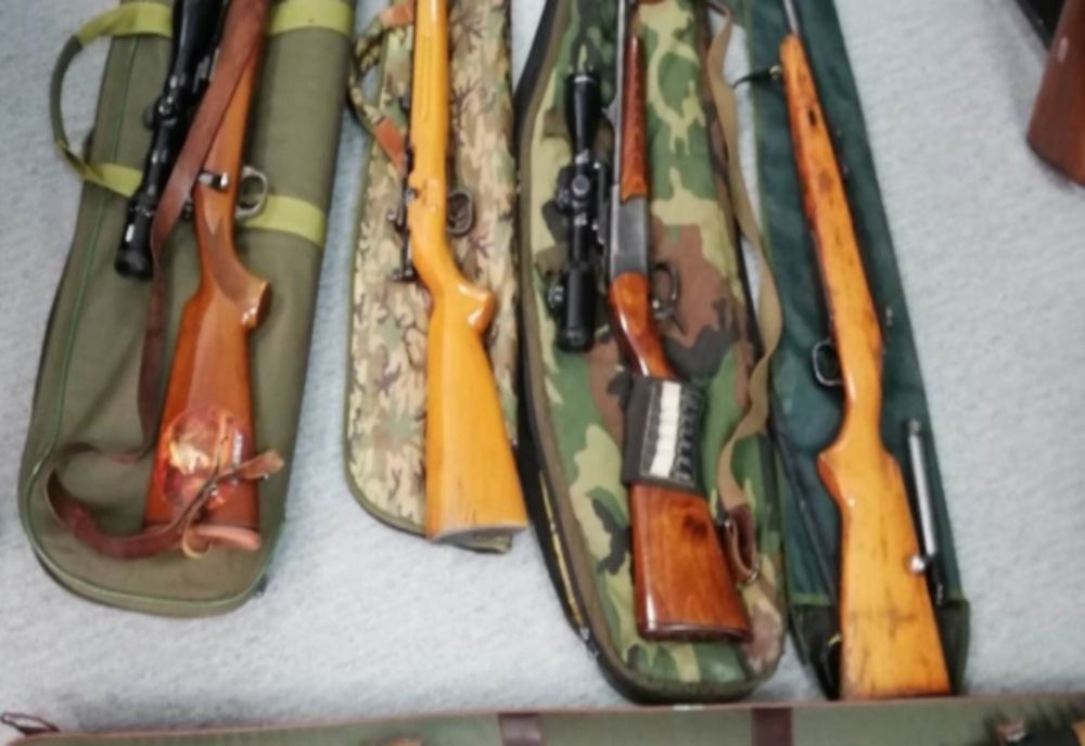 Doi mureșeni, reținuți pentru braconaj și uz de armă fără drept! Ce au găsit polițiștii la percheziții