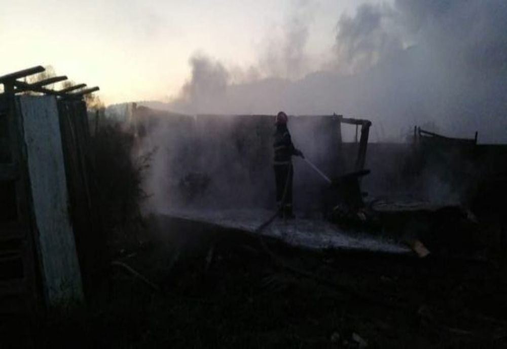 FOTO Pompierii din Toplița au intervenit la un incendiu de proporții din Mureș