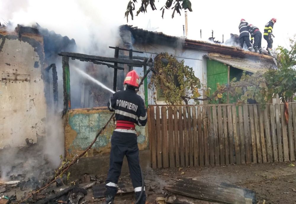 Bărbat din Găleşti decedat după ce acoperișul casei s-a prăbuşit peste el în urma unui incendiu