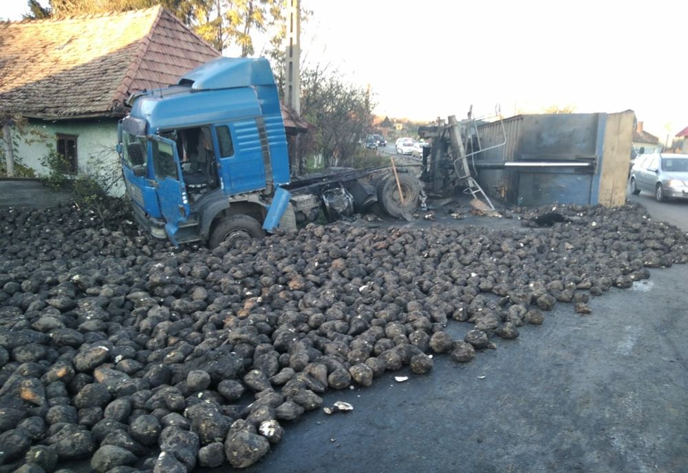 FOTO | Accident între Sighişoara şi Târgu Mureş! Un autotren încărcat cu sfeclă s-a răsturnat