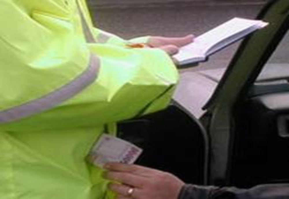 Poliţist din Reghin trimis în judecată pentru şantaj şi trafic de influenţă