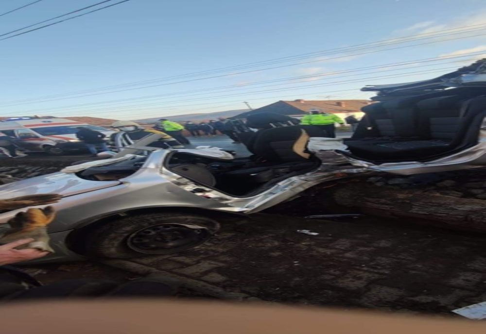 FOTO | Grav accident în Sângeorgiu de Pădure! Două victime după ce o maşină s-a rupt în două