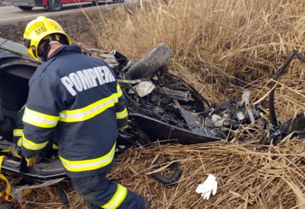 Accident cu trei maşini în Tăureni! Două persoane au fost rănite şi au ajuns la spital