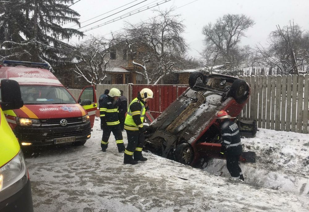 FOTO: Șoferiță din Mureș, cu mașina într-o rigolă de pe marginea DN 15A, în Herina! A ajuns la spital împreună cu o pasageră 