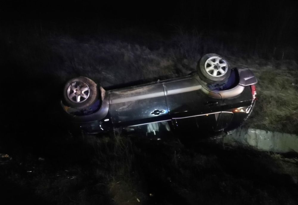 FOTO | Şoferiţă din judeţul Mureş, rănită după ce s-a răsturnat cu maşina pe centura ocolitoare a Clujului