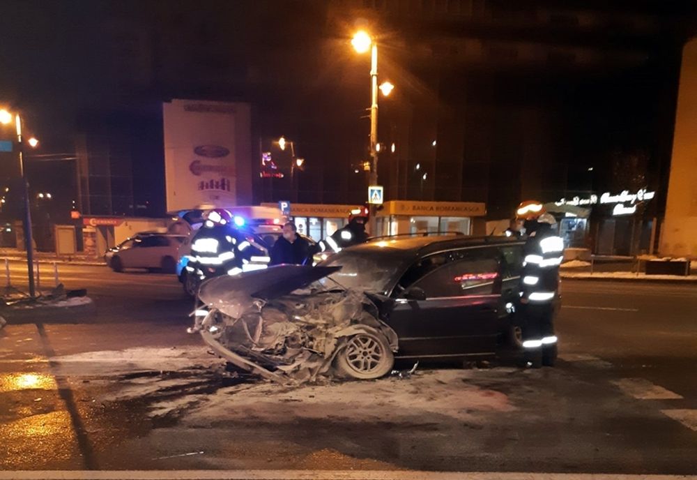 Accident în Târgu Mureș! Un autobuz și un autoturism s-au ciocnit
