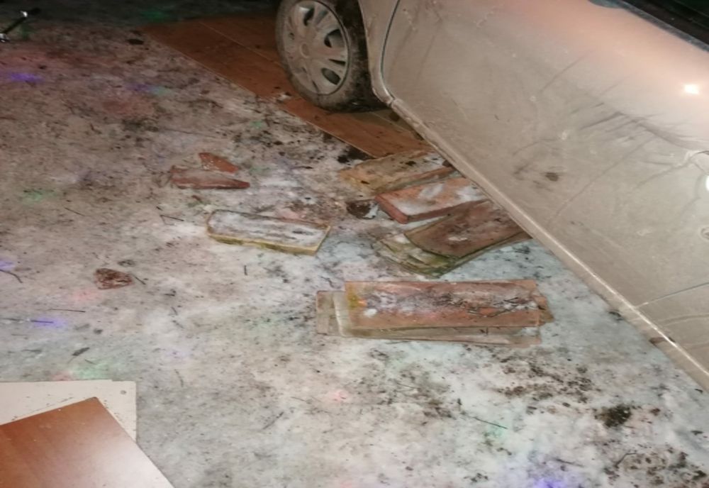 FOTO | Tragedie în județul Mureș! Un bărbat a murit după ce mașina pe care o repara a căzut peste el