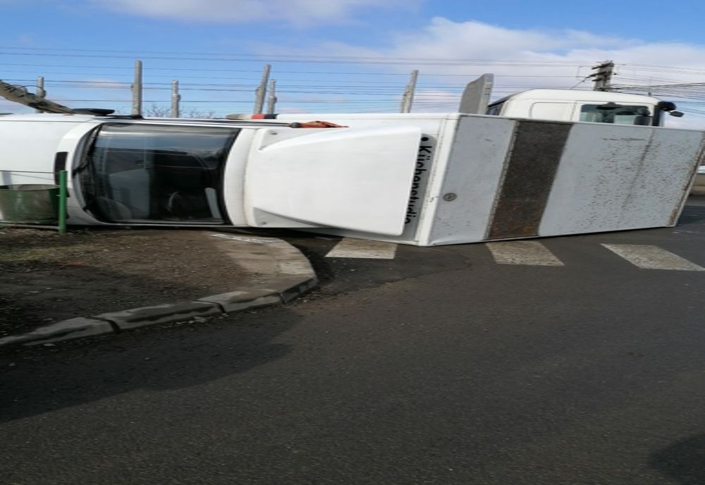 FOTO | Circulaţie blocată spre Târgu Mureş în urma unui accident rutier