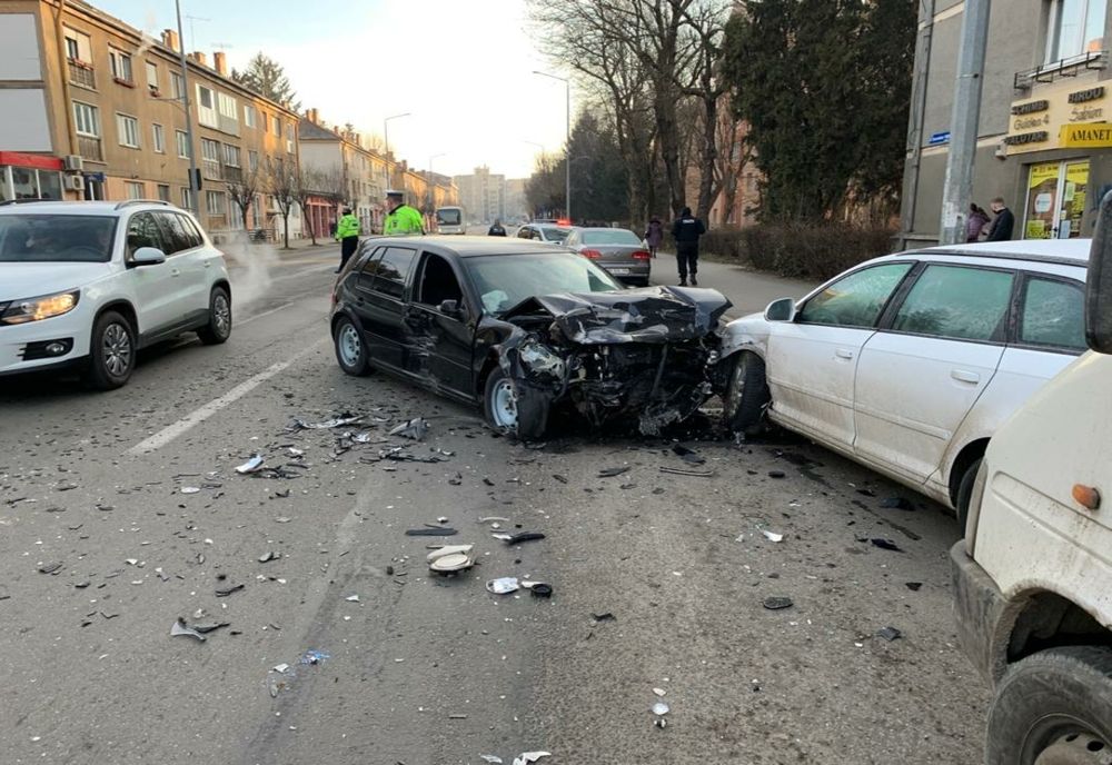 FOTO: Doi bărbați, la spital, în urma unui accident produs în Târgu Mureș