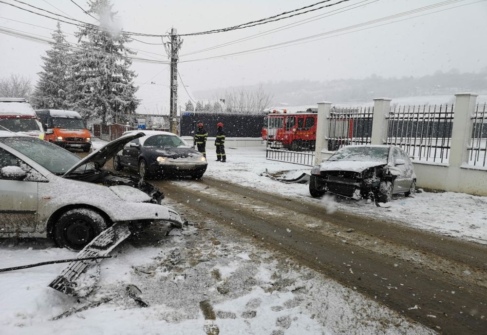 FOTO | Accident frontal în judeţul Mureş! Doi adulţi şi un minor au fost răniţi