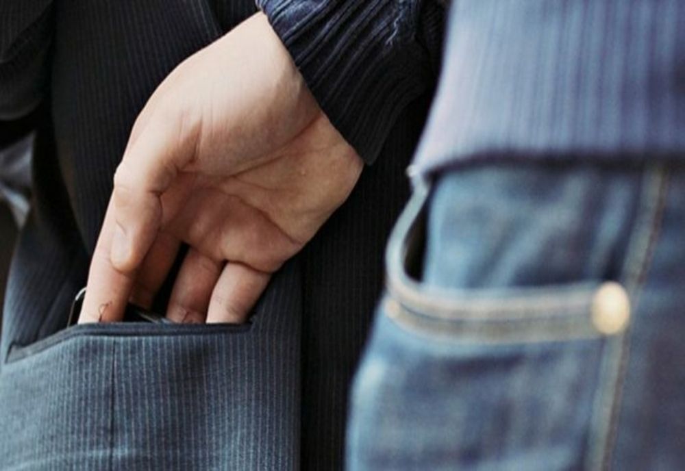 Doi hoţi prinşi de poliţişti în timp ce furau bani din buzunarul unui bărbat din Târgu Mureş