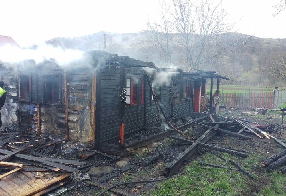 FOTO: Casă din Bistra Mureșului, mistuită de un incendiu puternic