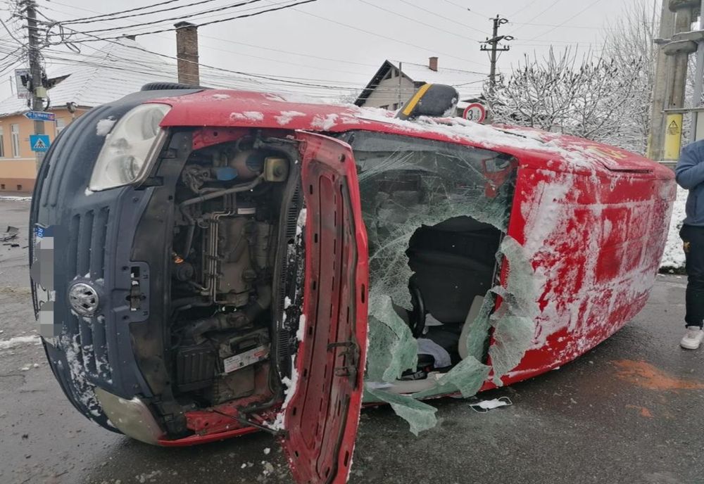FOTO | Accident cu trei maşini în Reghin! Un autoturism s-a răsturnat pe şosea