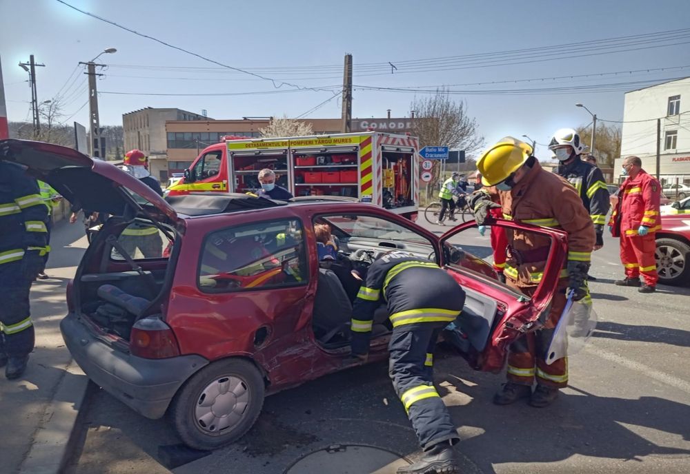 Accident cu două maşini în Târgu Mureş! O femeie a fost grav rănită