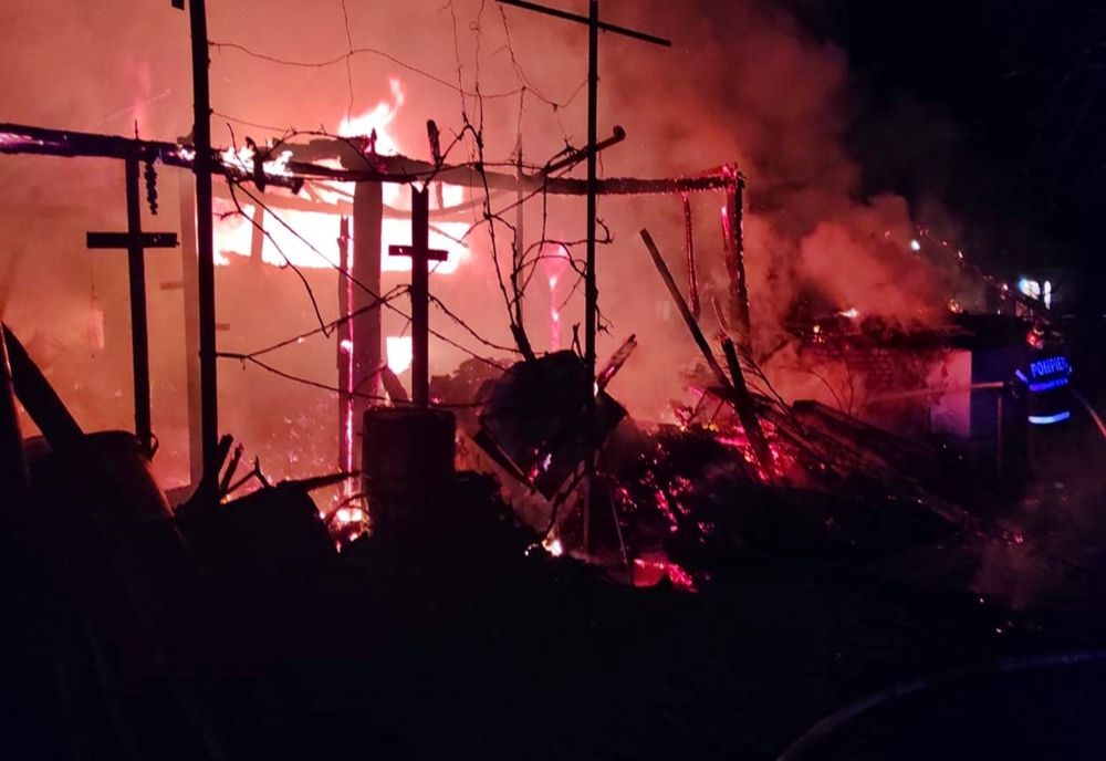 FOTO: Trei anexe gospodărești din localitatea Daneș, mistuite de flăcări! Au pierit și mai multe animale