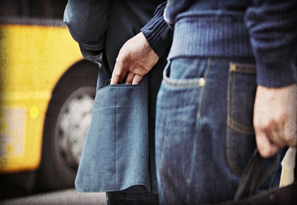 A rămas fără telefon în timp ce aştepta într-o staţie de autobuz din Târgu Mureş