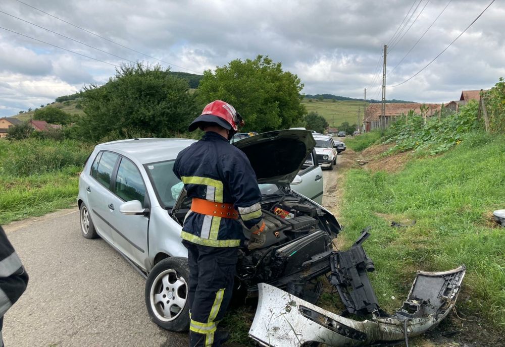FOTO | Accident rutier în Seleuş! Un tânăr a zburat cu maşina în şanţ