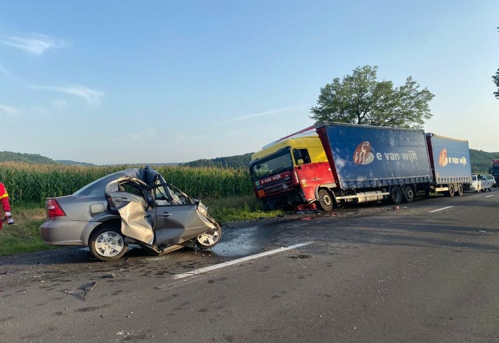 FOTO | Grav accident în judeţul Mureş! O persoană a murit după impactul dintre o maşină şi un TIR