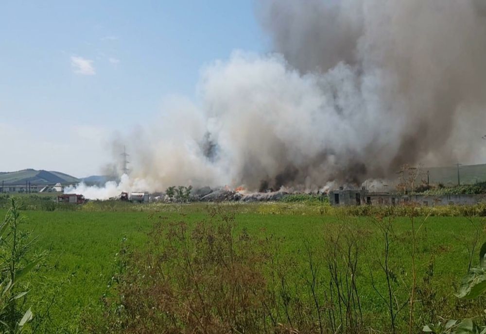 Incendiu de gunoi menajer și vegetație uscată în Luduș! Au fost emise două mesaje RO-ALERT de fum