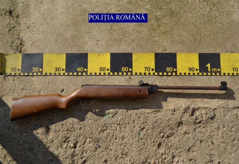 Bărbat reţinut pentru 24 de ore! A cumpărat o armă neletală fără a avea acest drept