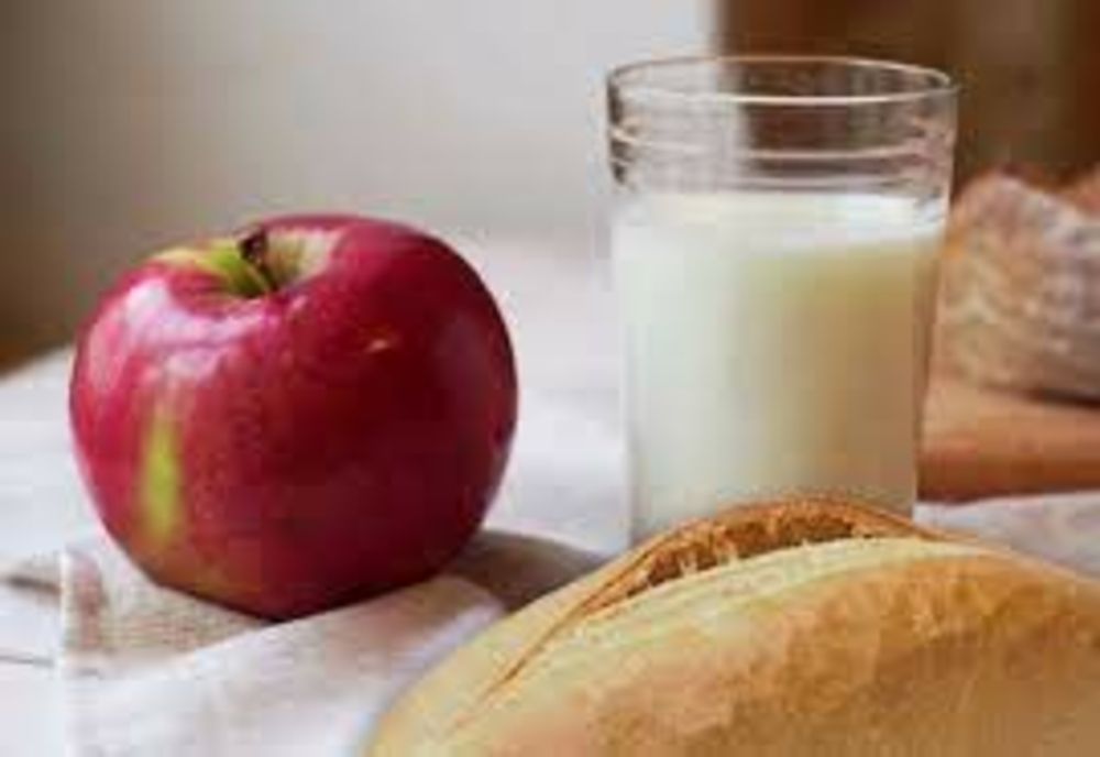 Peste 100 de milioane de euro pentru lapte, corn şi fructe! Cum se împart banii