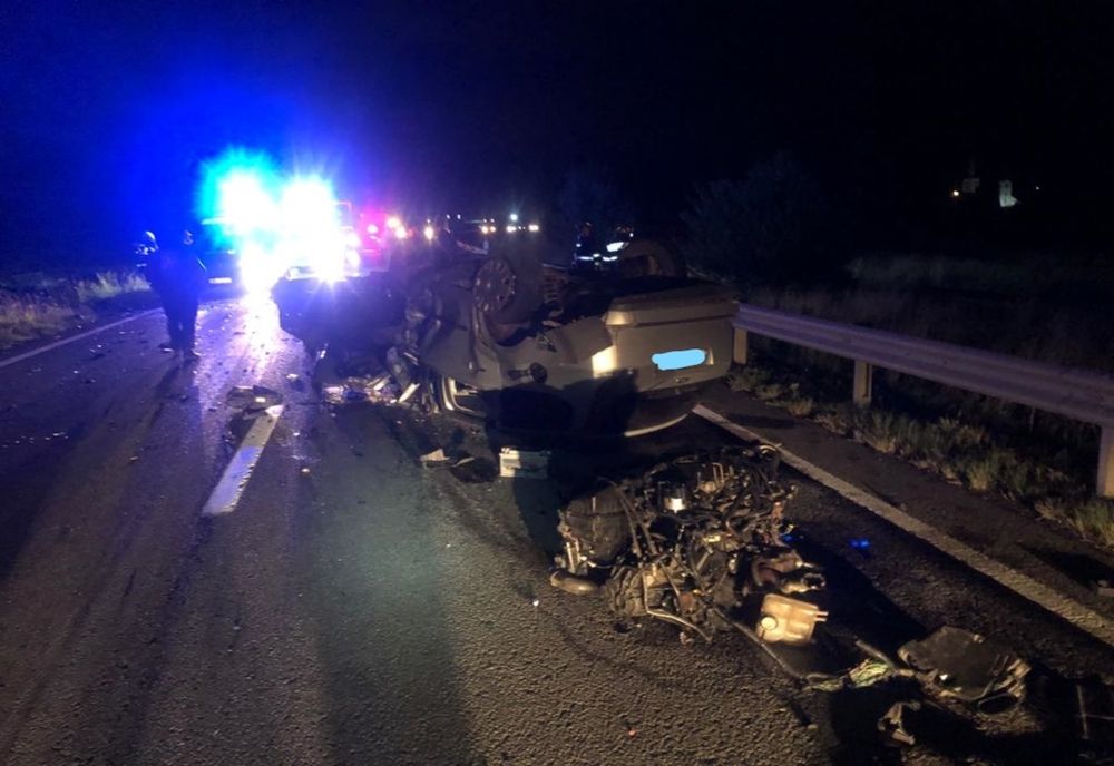 Grav accident cu două maşini pe DN15! Una s-a răsturnat, iar cealaltă a ajuns în şanţ (FOTO)