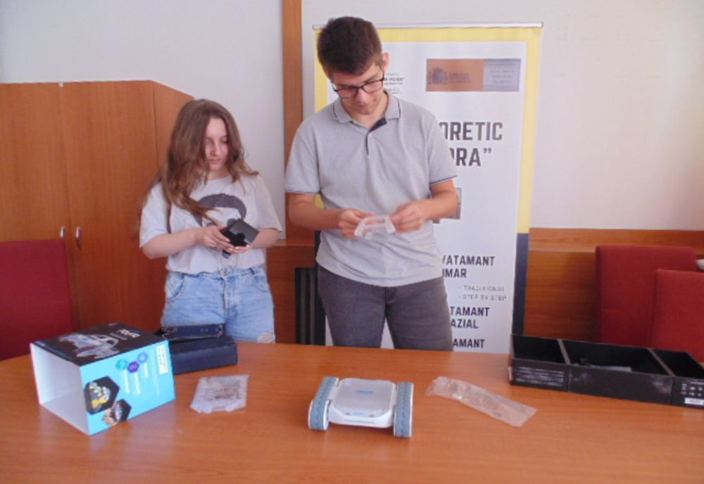 În 12 școli din Cluj și Mureș, noul an școlar începe cu roboți  educaționali multifuncționali (FOTO)