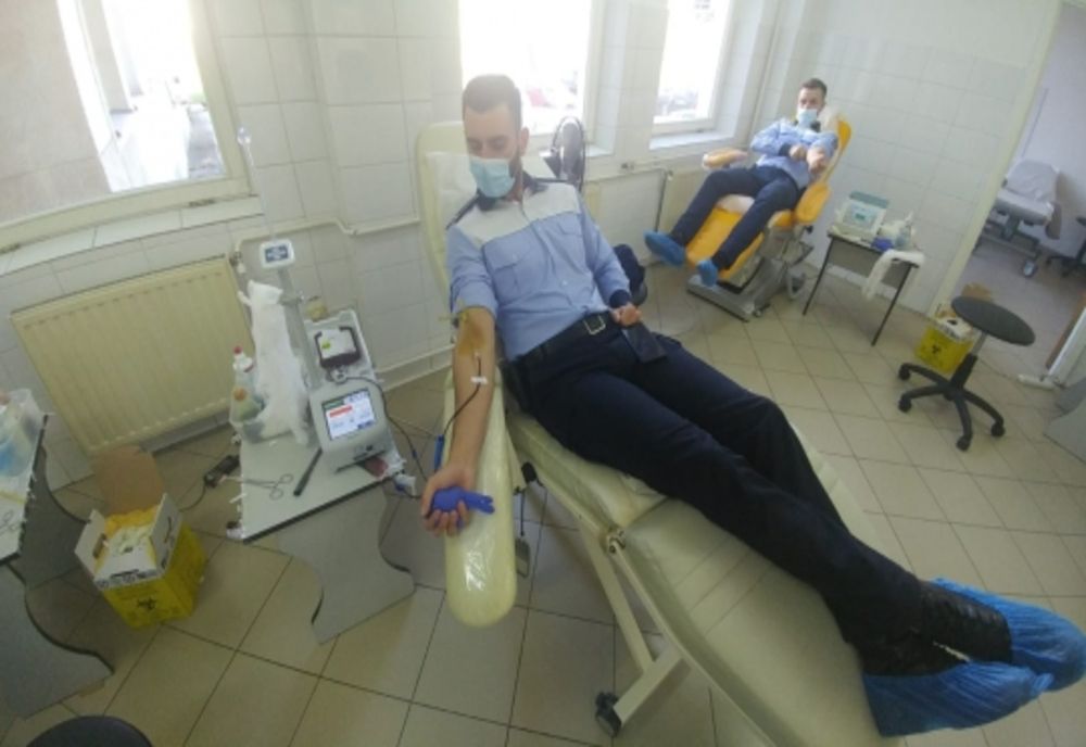 Zeci de polițiști din Mureș au donat sânge