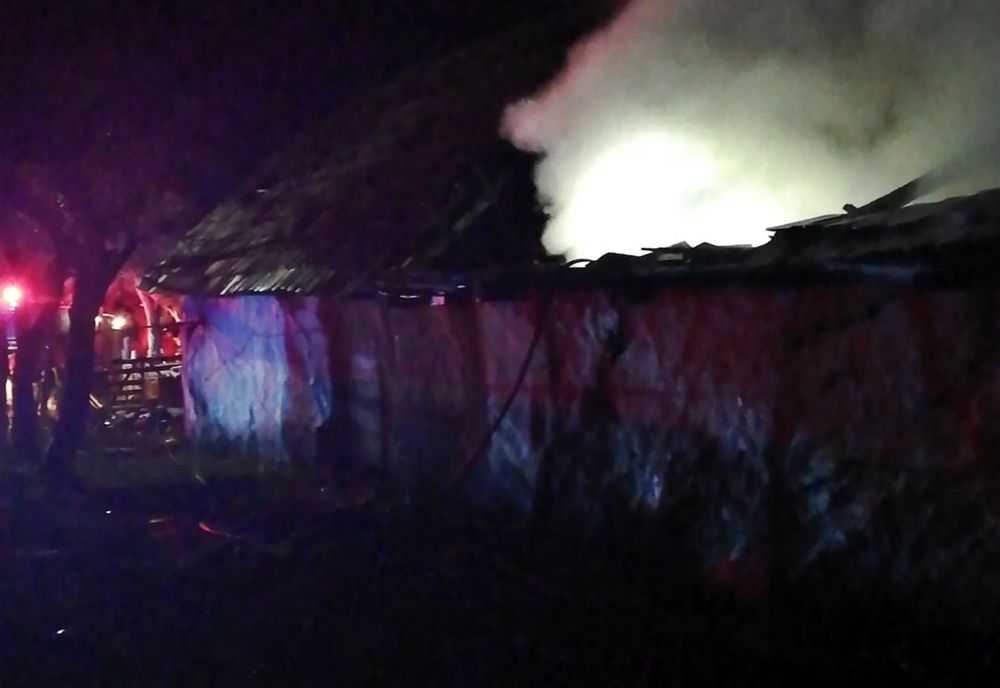 Casă din Șomoștelnic, afectată de un incendiu! Doi bărbați au suferit arsuri 