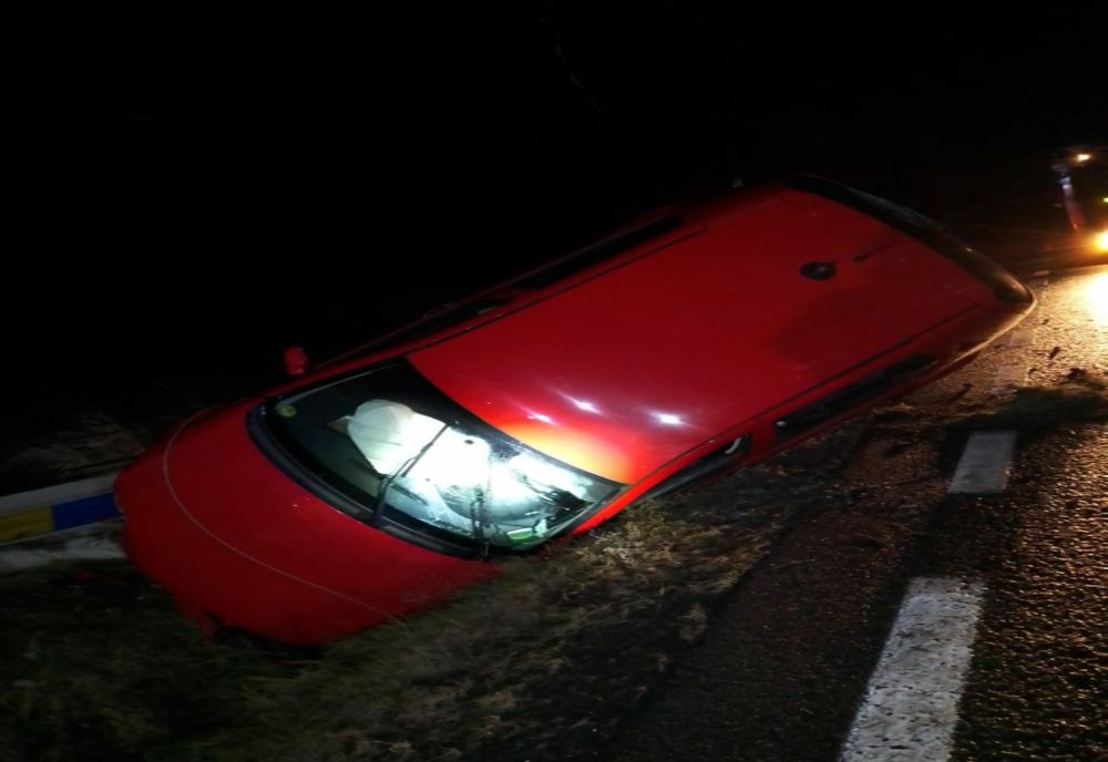 Accident între Morăreni și Pietriș! O maşină a rupt un stâlp şi s-a răsturnat în şanţ (FOTO)