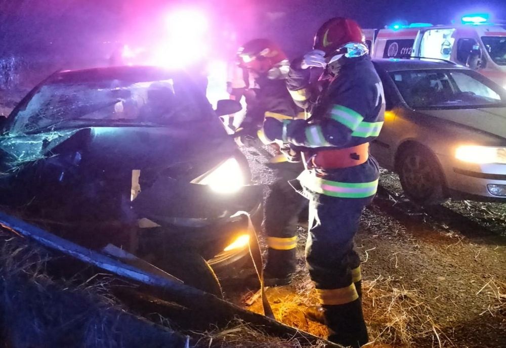 Accident violent în judeţul Mureş între două maşini şi o căruţă! Trei persoane rănite şi un cal mort (FOTO)