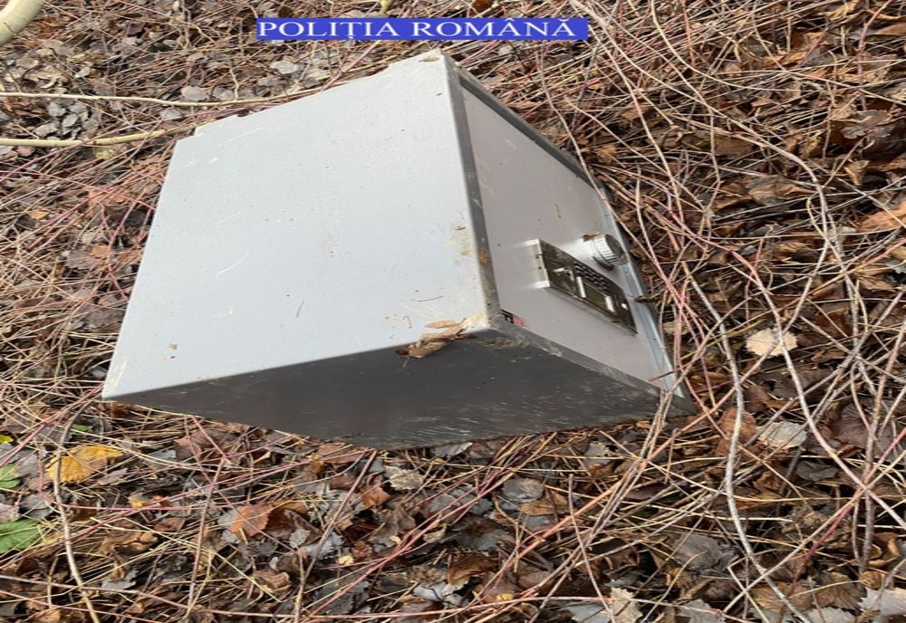 Bărbaţi din Târgu Mureş prinşi după ce au furat un seif, ceasuri şi bijuterii (FOTO)