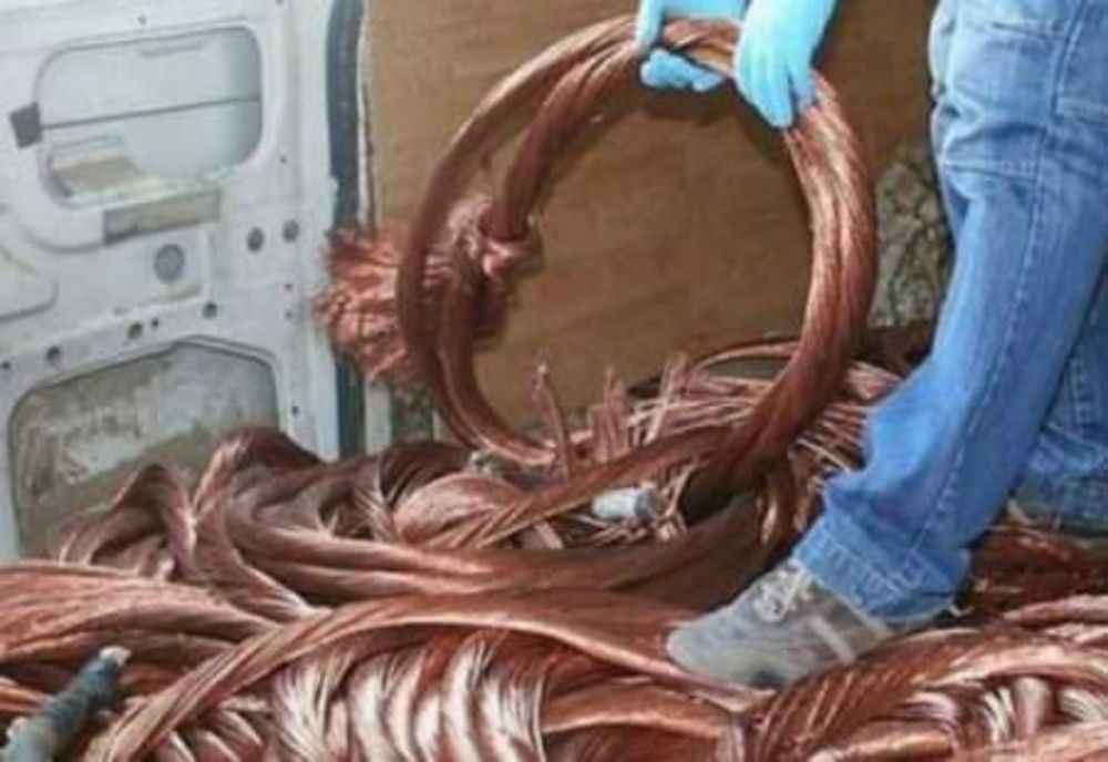 Cinci bărbaţi din Braşov prinşi după ce au furat cabluri electrice din judeţul Mureş