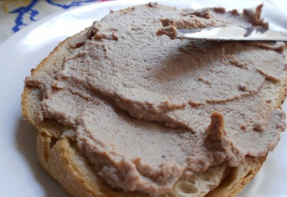 Descoperire alarmantă: Cu ce este înlocuit ficatul din conservele de pate cu ficat de porc