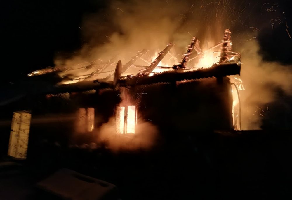 FOTO: Casă din Dedrad, mistuită de un incendiu! O persoană, găsită carbonizată