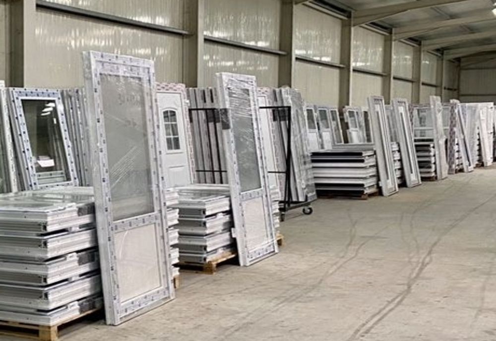 A furat uși de aluminiu din incinta unei firme! Polițiștii l-au reținut