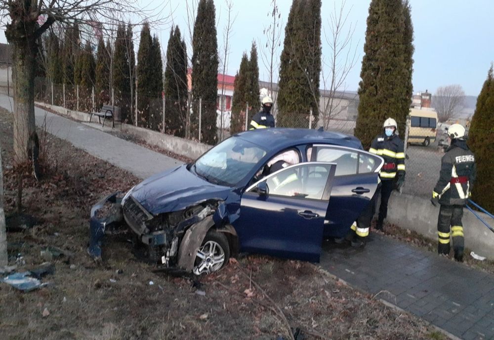 Accident în Gornești! Un bărbat a fost rănit după ce a intrat cu maşina într-un stâlp (FOTO)
