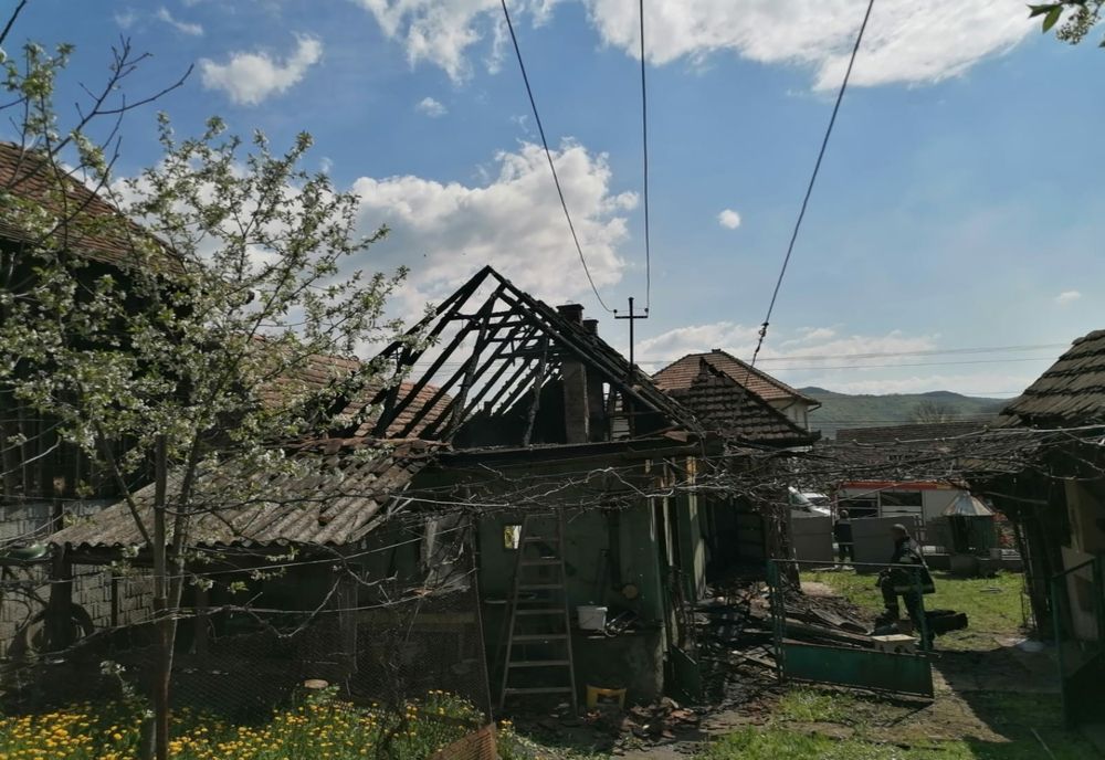 Incendiu produs la o casă de locuit din localitatea Ghindari (FOTO)