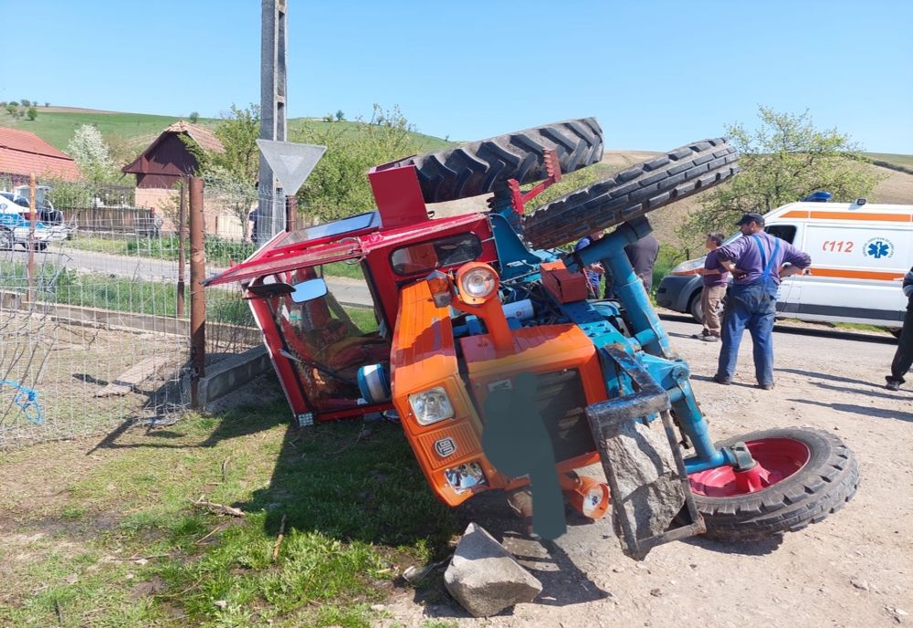 Accident cu 3 victime în Valea Largă! Impact între o maşină şi un tractor (FOTO)