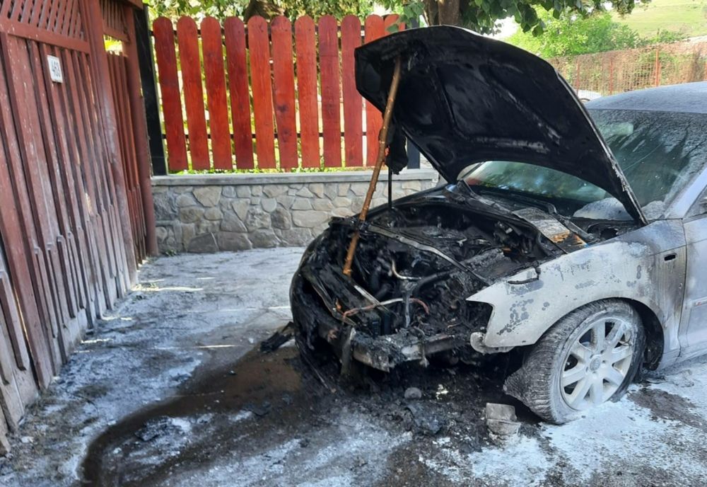 Maşină distrusă de flăcări în Daneş