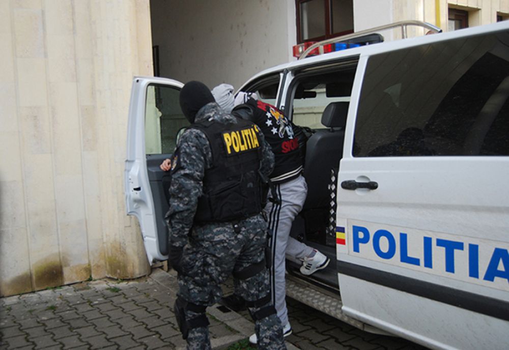7 persoane reţinute în dosarul traficului de maşini de lux din Mureş