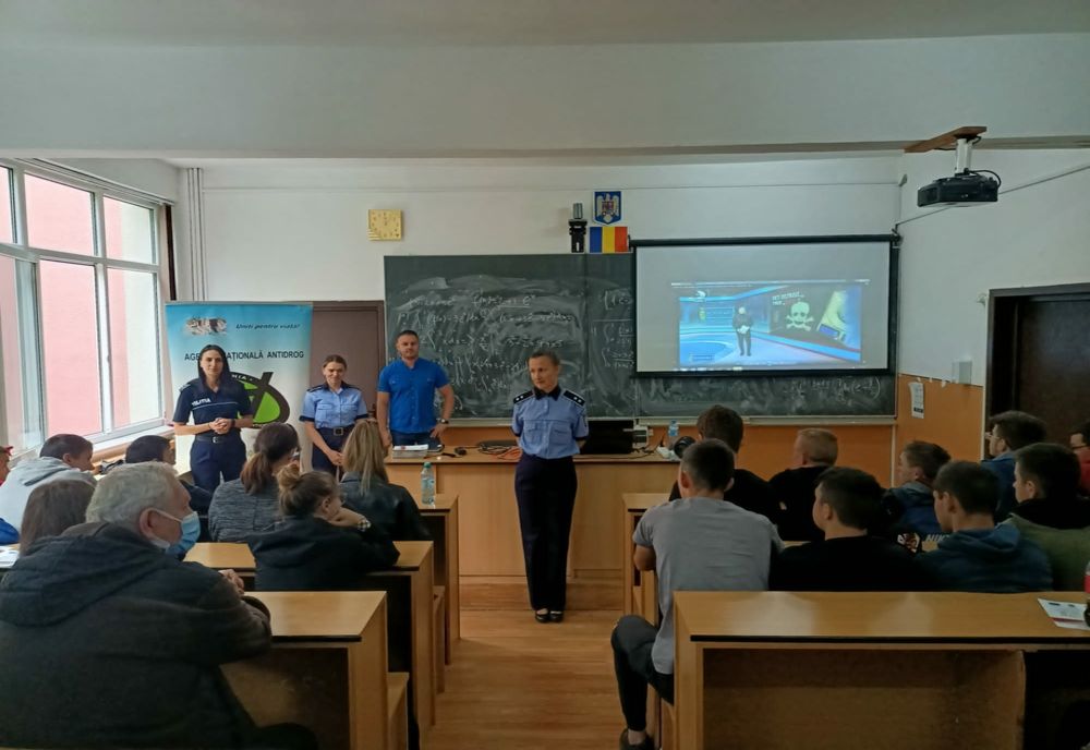 Activități de prevenire a consumului de droguri derulate de polițiști în liceele din Târgu Mureș
