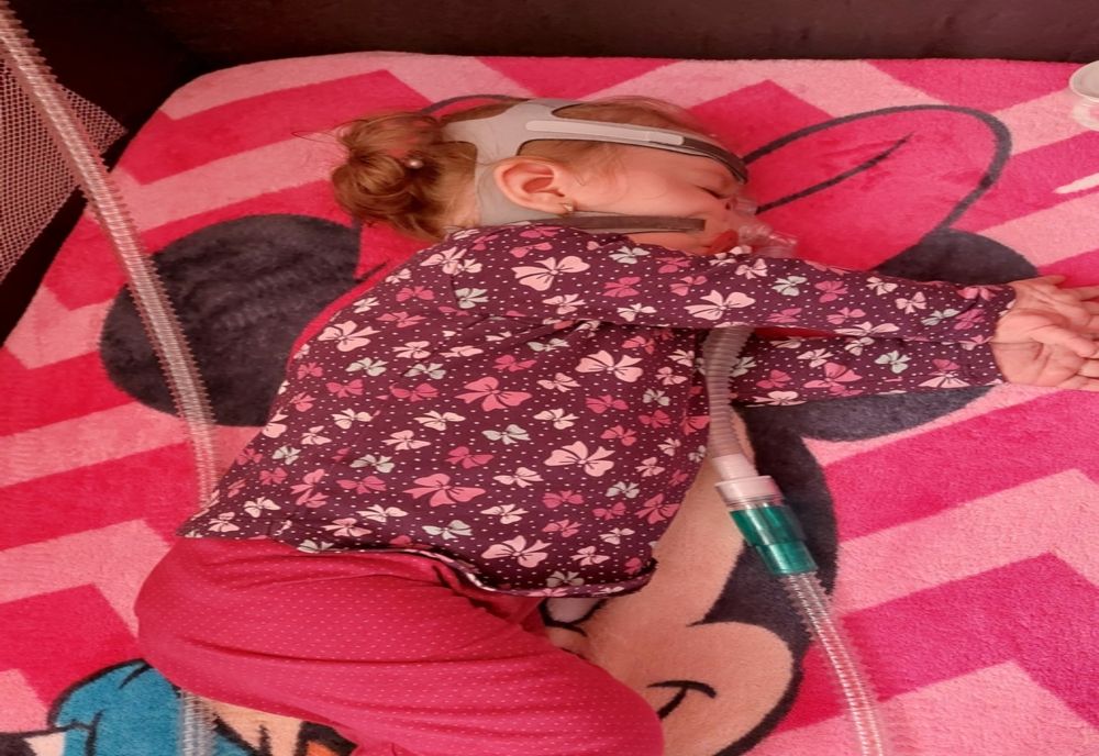 Ajutor umanitar de urgență! O boală nemiloasă o împiedică pe Ariana să respire fără aparate